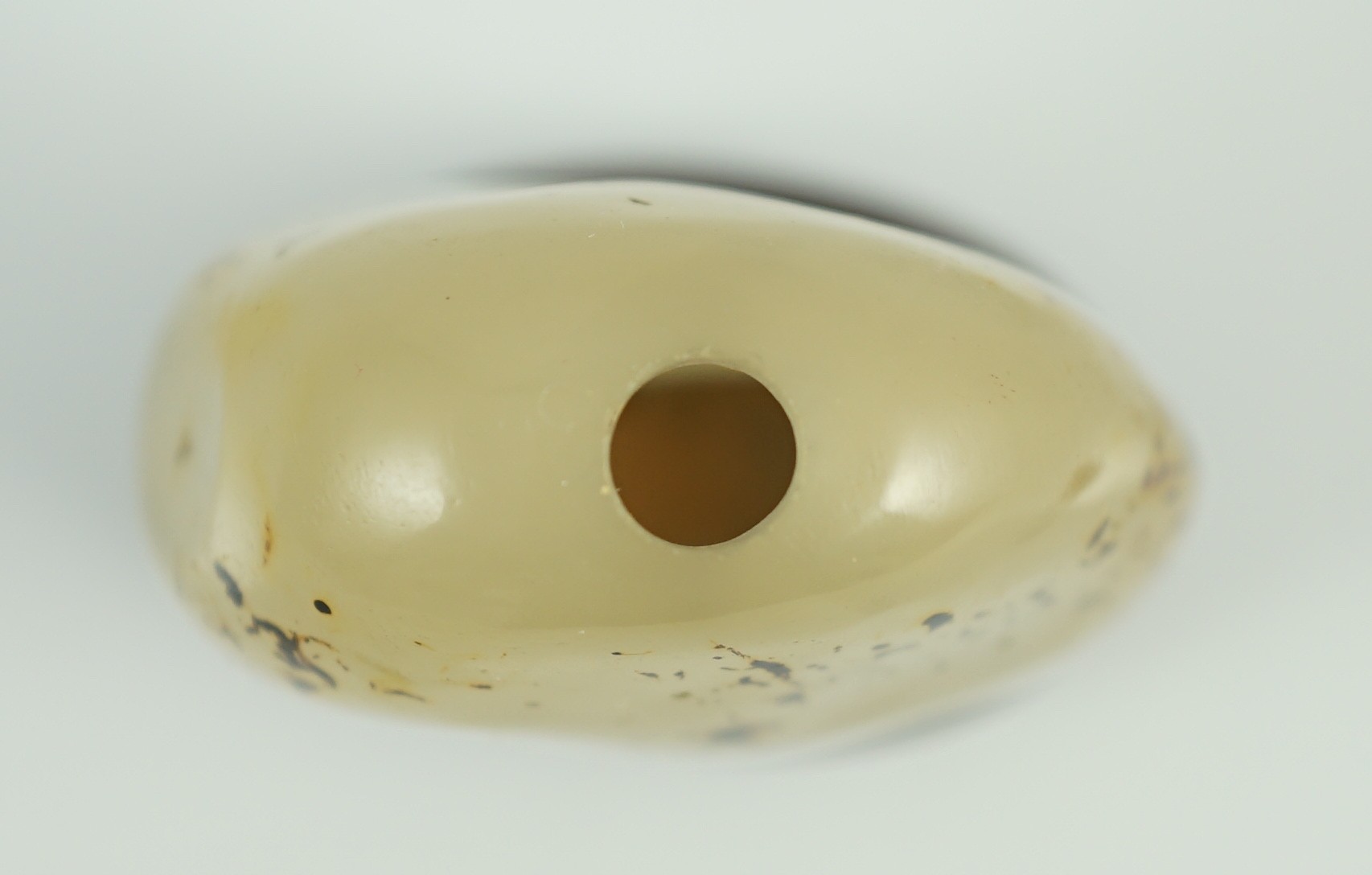 A Chinese shadow agate pebble snuff bottle, 18th/19th century, total height 6.5cm